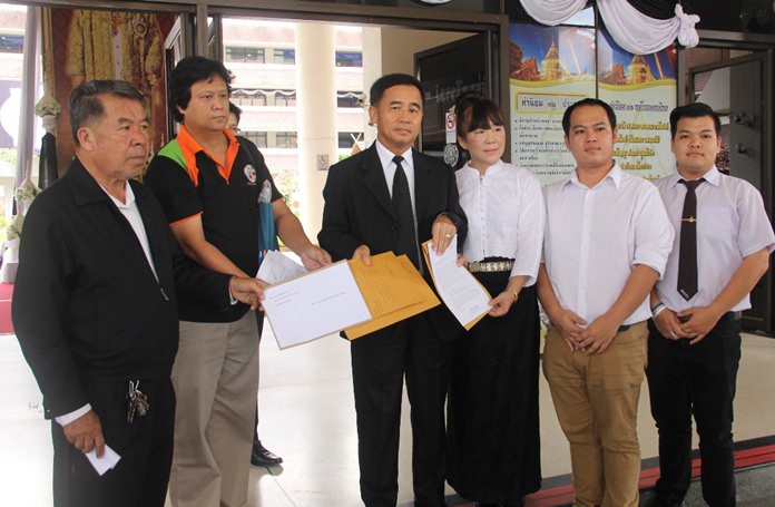 Representatives from Chiang Mai Stop Drinking Coordinating Center, Love Chiang Mai Community Network and the Institution Education Network met with Deputy Governor Prachuab Kanthiya and presented him a letter to crack down on venues selling alcohol close to schools after the Malin Sky Pub scandal.