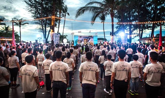 Youth sailors observe 89 seconds of silence in loving memory of the Regatta’s founding patron, HM the late King Bhumibol Adulyadej.