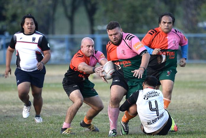 Pattaya Panthers charge downfield with ball against All Out on the first day of the Surin 10’s rugby tournament at Rajamangala University, Saturday, Dec. 10. (Photo courtesy atSurin.net)