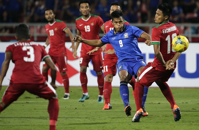 Striker Sirod Chatthong (2nd right) scores the winning goal for Thailand against Indonesia at the Rajamagala Stadium in Bangkok. (AP Photo/Wason Wanichakorn)