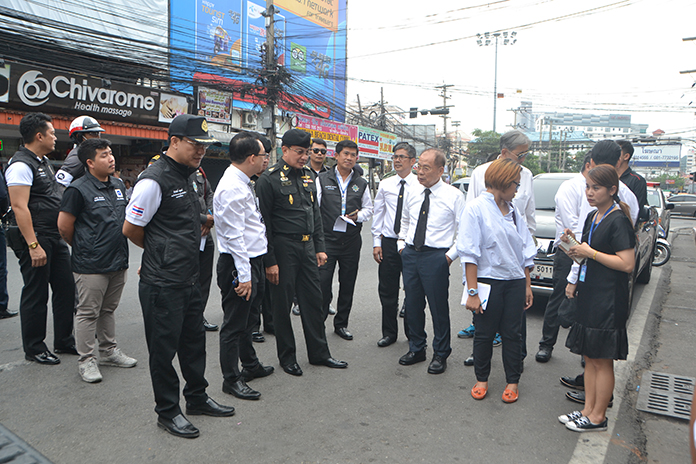 Col. Popanan Luangpanuwat, commander of the National Council for Peace and Order in Banglamung, and Pattaya City Council members walked Second Road from South to Central roads, eyeing changes to parking and pavement.