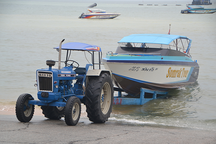 Col. Popanan Luangpanuwat, commander of the National Council for Peace and Order in Banglamung, reiterated that boat vendors in Jomtien must haul their boats with pickup trucks, not tractors.