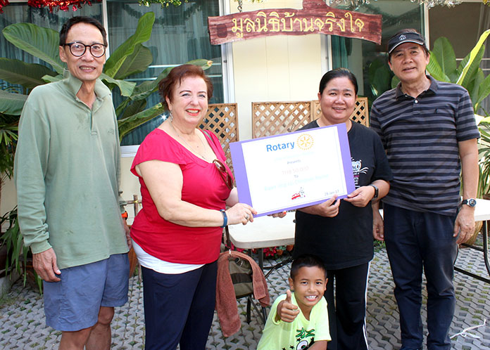 Dzenana Popin (2nd left), president of the Rotary Club Jomtien and past president Vuthikorn Kamolchote (far left), donated 50,000 baht to Surakij Kamolrath (right), chairman of the Ban Jing Jai Foundation, and Piangta Chumnoi (2nd right), the Foundation’s director to help support the 70 some children under their care.