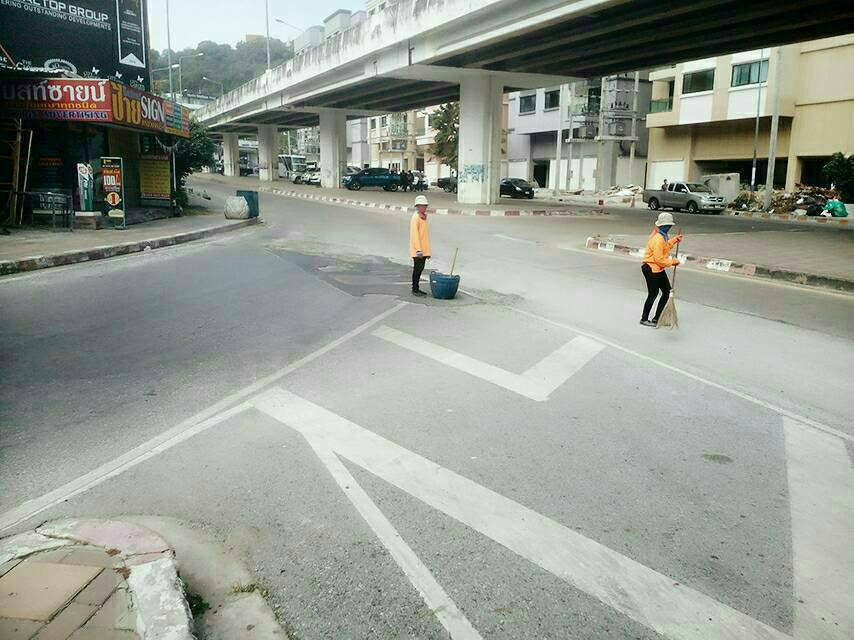 Pattaya has given Thappraya Road a good sweeping after complaints about pebbles and sand.