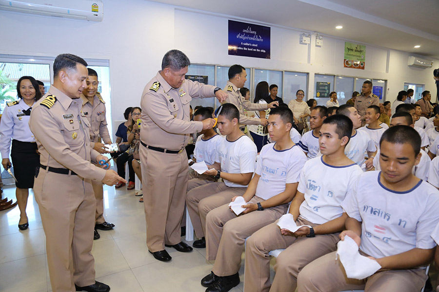 Nearly 400 navy cadets temporarily became monks to pay tribute to HM the late King.