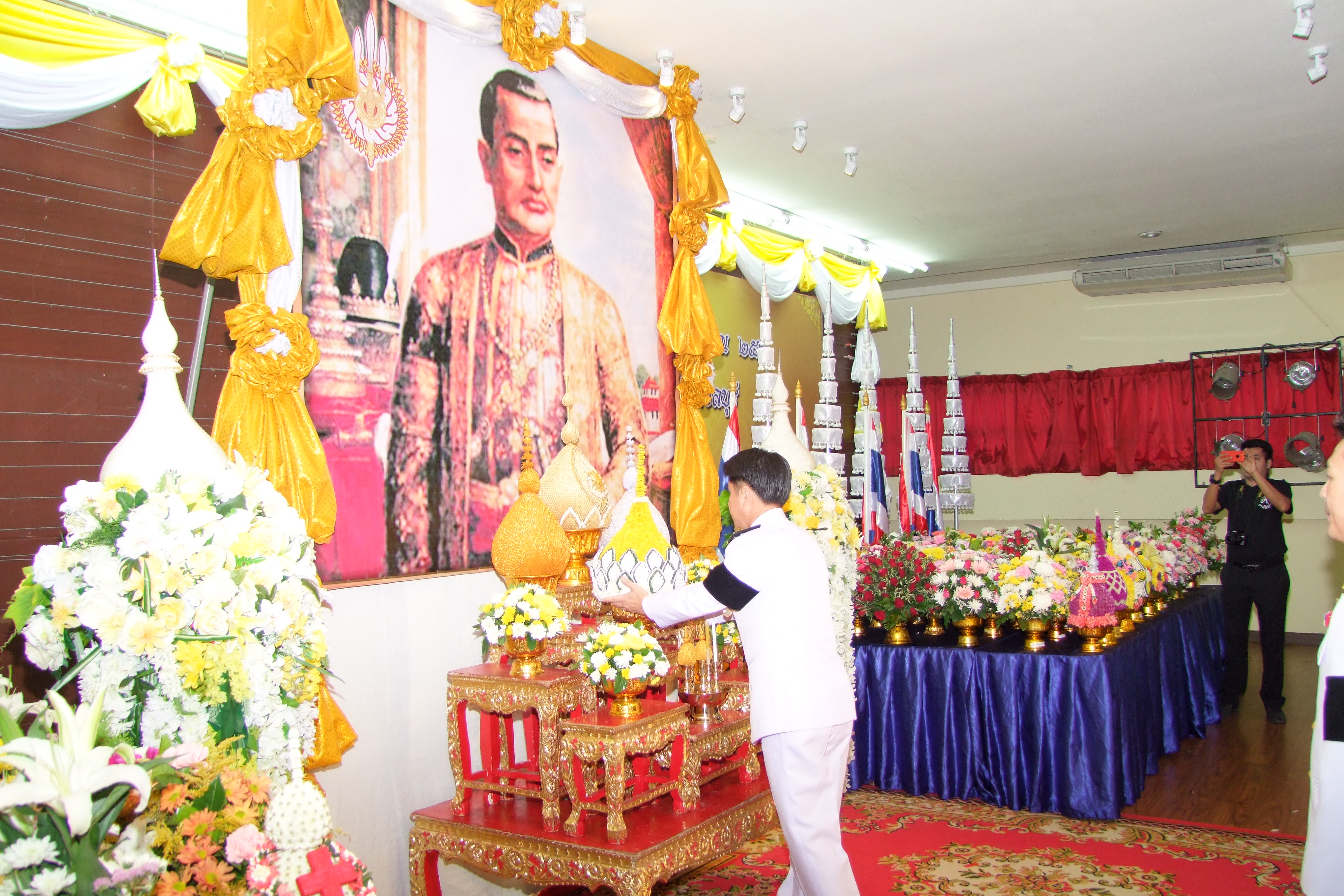 Chonburi Gov. Pakarathorn Thienchai led the province’s Chakri Day celebration, honoring the founding of the current royal dynasty.