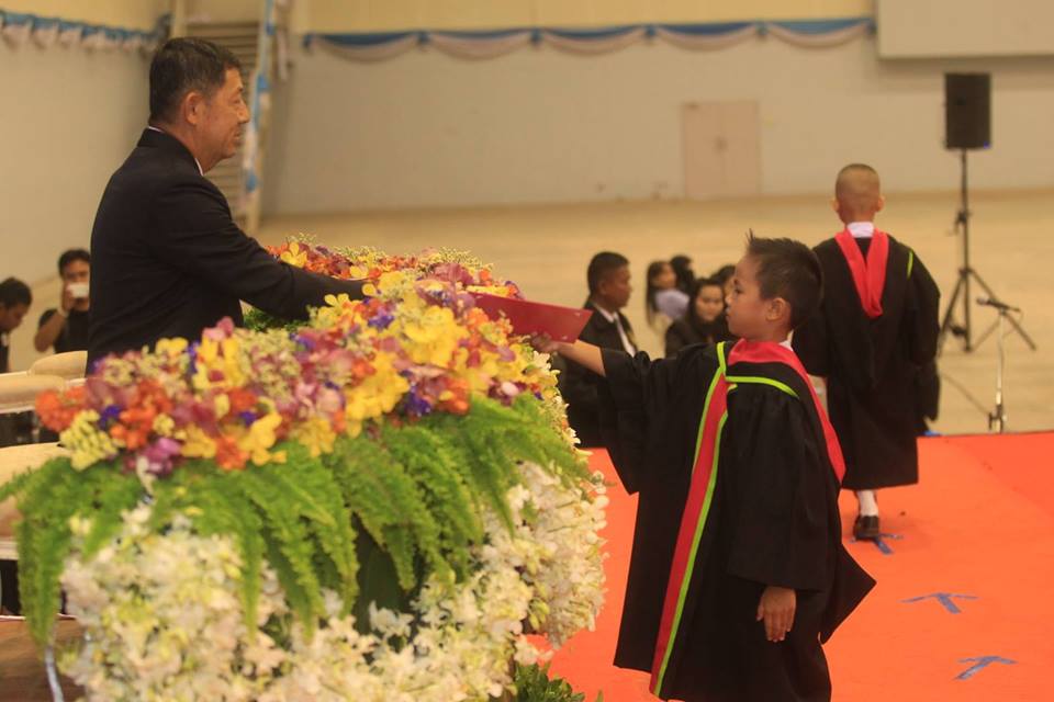 Mayor Anan Charoenchasri presided over the handout of diplomas and certificates at the Eastern National Indoor Sports Stadium.