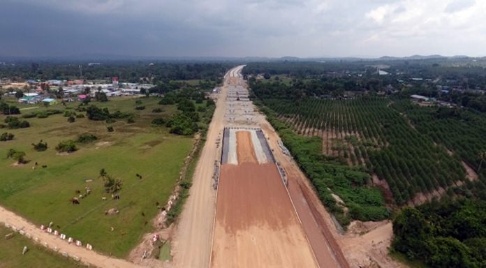 The extension of Highway 7 to the Maptaphut industrial zone is a third complete and on-schedule to open in 2019.