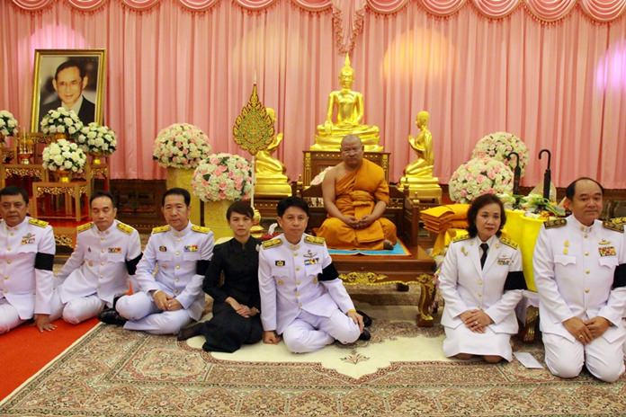 Pra Panyarattanapon (center), Chonburi’s deputy dean of monks and abbot of Chaimongkol Temple, accepts a set of robes on behalf of HM King Maha Vajiralongkorn Bodindradebayavarangkun as a thank you for participating in funeral ceremonies for King Rama IX.