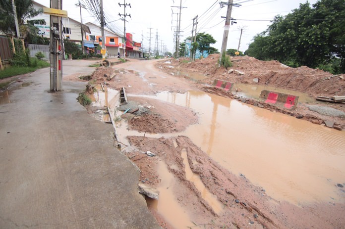 Soi Siam Country Club residents reiterated their unhappiness over the reconstruction of the East Pattaya street after the announcement its completion would be delayed indefinitely.