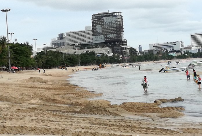 The central section of Pattaya Beach was the next in line to get a facelift as city workers continued their twice-weekly resurfacing.