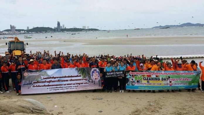 Sailors and residents joined to pick up garbage and other debris from Pattaya Beach for HM the King’s birthday.