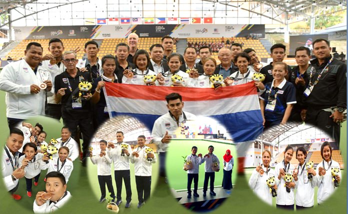 Thailand’s successful national team bowlers pose with their medals after returning from the 29th SEA Games in Kuala Lumpur, Malaysia.