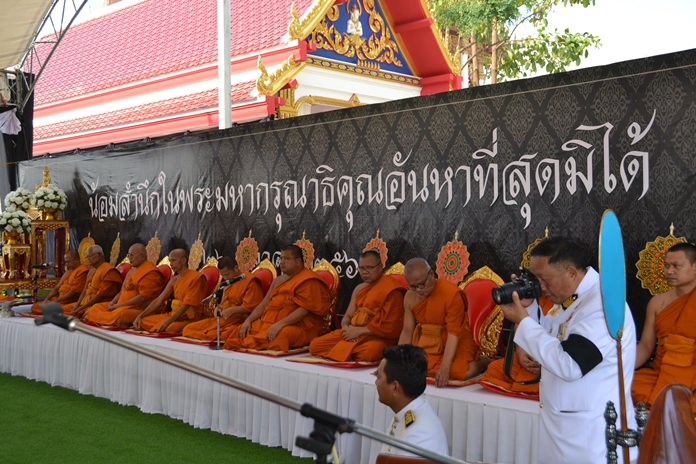 Ten monks were summoned to chant religious funeral rites after 15:00.