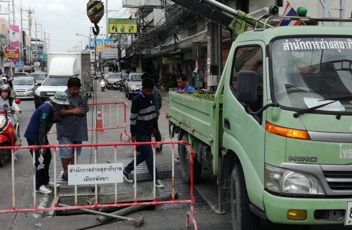 Pattaya workers fixed broken drain covers on Thepprasit Road following complaints from local road users.