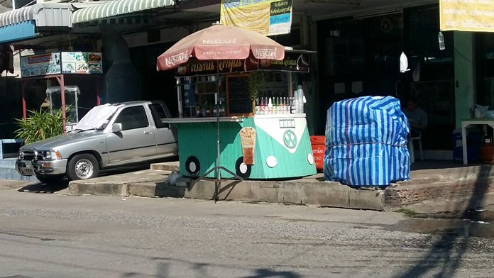 Nongprue authorities seized products and warned vendors to stop selling their wares on sidewalks in East Pattaya.