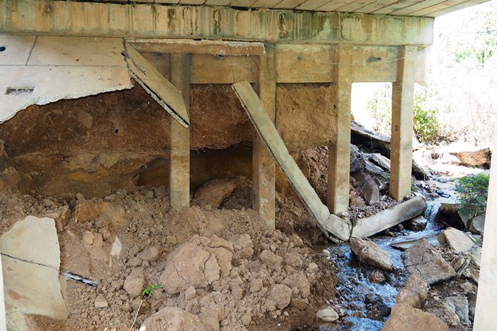 A check on the Bang Pai Canal Bridge structure found large cracks in the road’s surfaced and noticeable corrosion of joints and crumbling support beams.