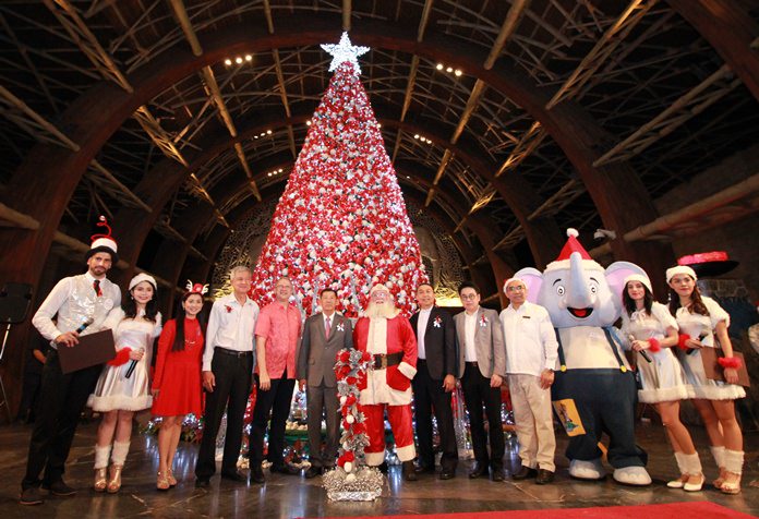 General Manager Andre Brulhart welcomes Pattaya Mayor Anan Charoenchasri, other city officials and Father Ray President Rev. Peter Pattarapong Srivorakul to the Naklua hotel’s Dec. 8 charity Christmas tree-lighting ceremony.