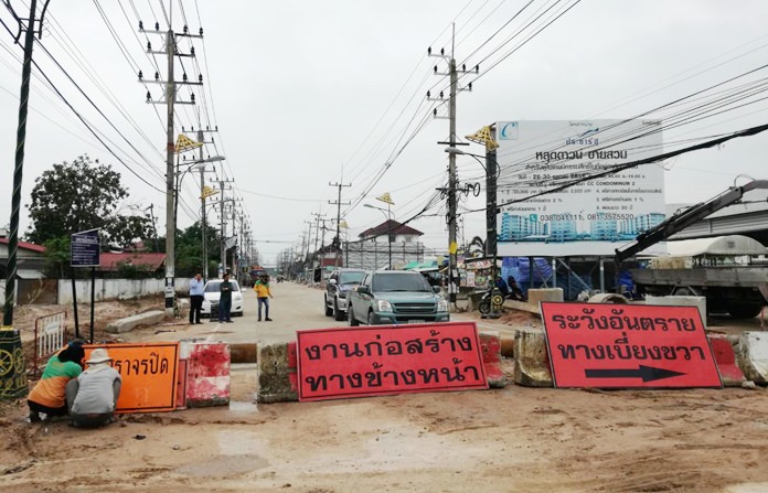 Parts of the Soi Siam Country Club remain closed with detours, but, overall, the work site looks as if it may finally open in the first quarter of 2018.