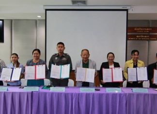 Mayor Mai Chaiyanit chairs the signing ceremony for the Opportunity and Hope Creating Project agreement pledging to hire more disabled residents in 2018.