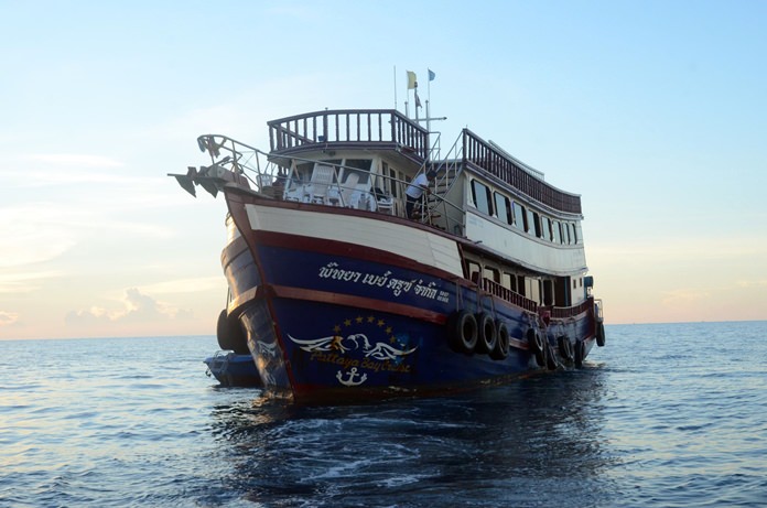 More than 100 Russians were rescued by police after their tour boat broke down off Pattaya’s Far Islands.