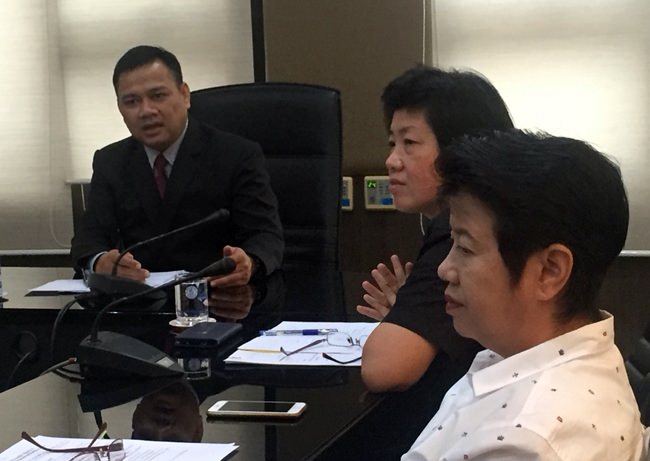 Pattaya Social Development chief Ms. Panee Limcharoen and Deputy City Manager Athipat Yingsiritanyarat discuss ways to help provide for 80-year-old La-lad Manmai and 5-year-old “Palmy”.