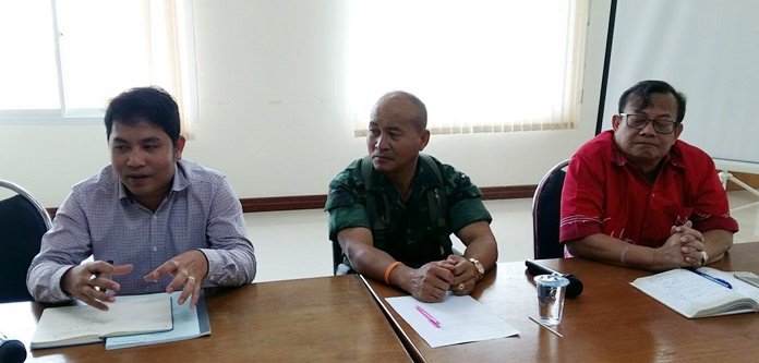 Pong Deputy Mayor Anuchar Pienjai leads a meeting to address illegal parking and traffic-clogging U-turns at the Khao Maikaew Bridge.