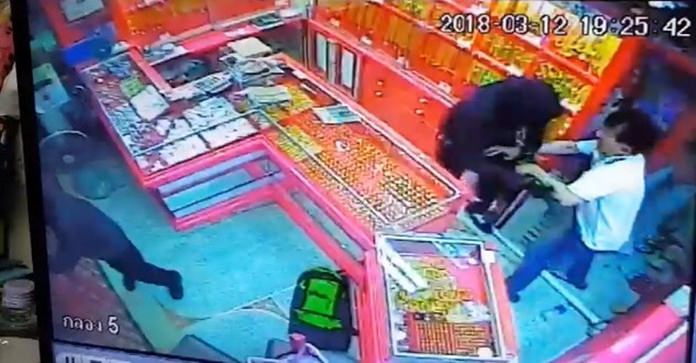 Mohammed Ibrahim Ma Ai-malki and Ahishah Udomwattananont attacked gold shopkeeper Banjong Noporatwith a crowbar after he interrupted the break-in and tried to fight off the burglars.