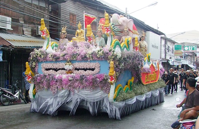 The Sanctuary of Truth again will parade Buddhist relics through Pattaya to kick off the city’s traditional Songkran holiday.