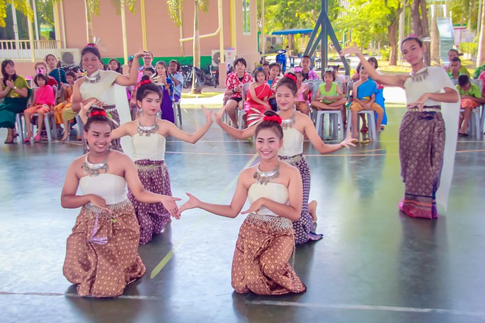 HHN dancers gave a memorable Ram Thai performance in their Lanna outfits.