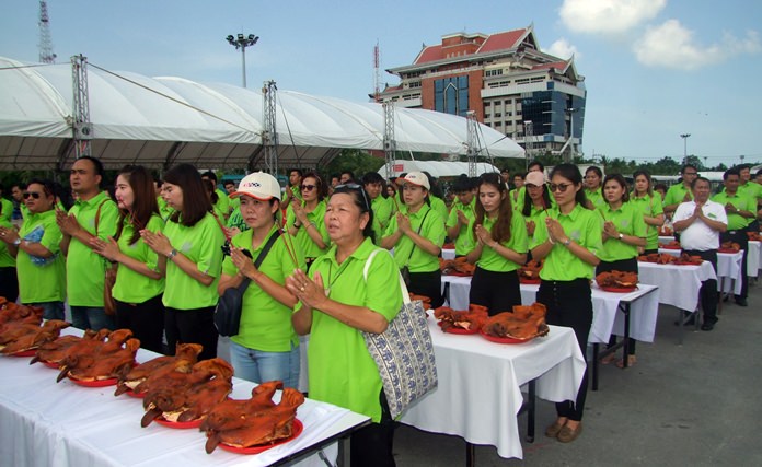 Hundreds of Chonburi farmers prayed to 1,198 pig heads in hopes of having a better year.