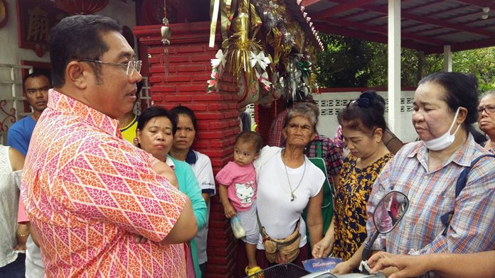 Sontaya Kunplome speaks to the residents of Naklua and Nok Yang canals.