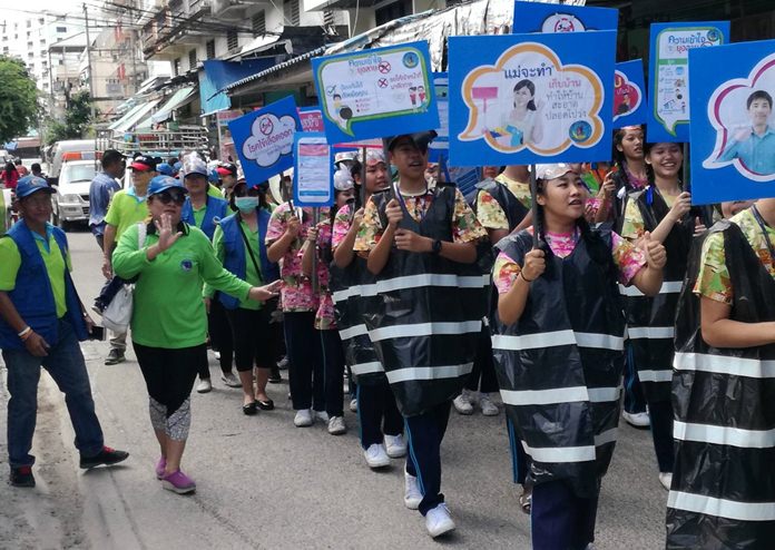 Volunteers and residents marched down Central Road, along Soi Buakhao and through its sidestreets to raise the alert about dengue fever in Pattaya, which has been declared a “red zone” for the disease.