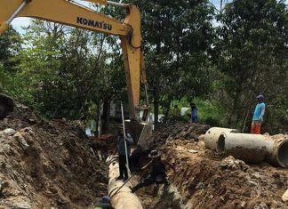 City workers install 60 centimeter tunnels to prevent floods near Pattaya Floating Market.