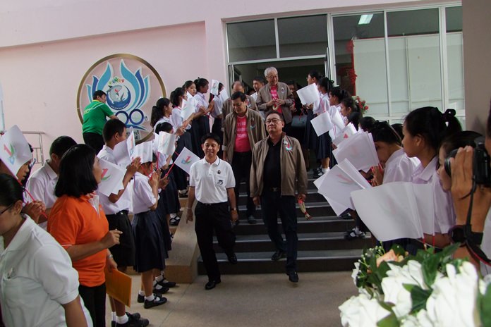 Students welcome judges from the To Be No. 1 foundation upon their arrival in Chonburi to inspect local projects gearing for the annual competitions.