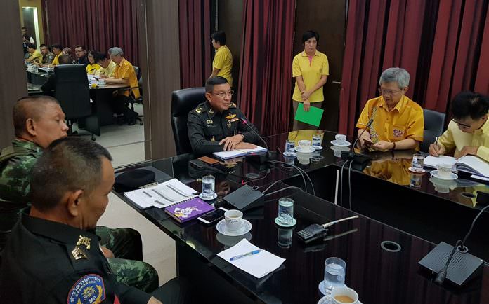 National Council for Peace and Order Banglamung chief Maj. Gen. Popanan Luengpanuwat leads a meeting to address a new and continuing round of complaints about cabbies not using meters and ripping off tourists.