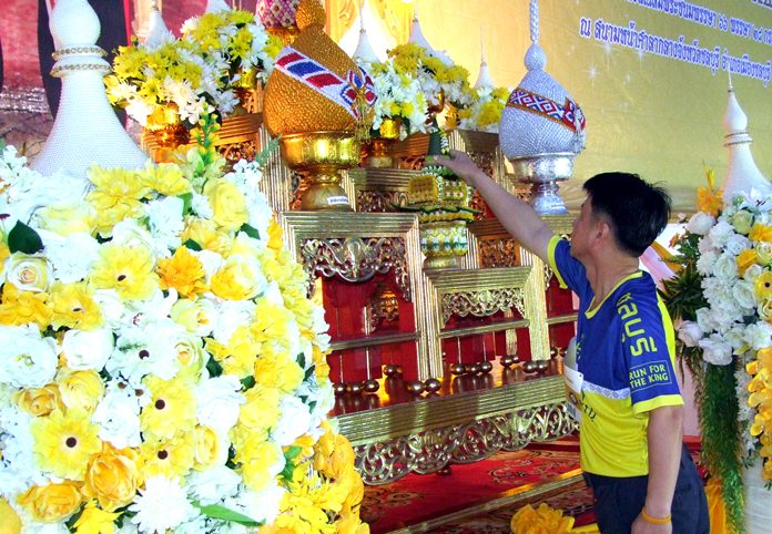 Chonburi Governor Pakarathorn Thienchai pays respects to an image of HM King Maha Vajiralongkorn Bodindradebayavarangkun prior to the start of the walk-run.