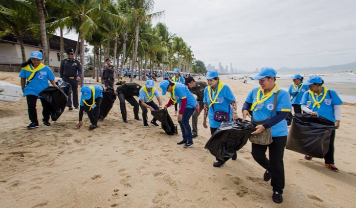 In Jomtien Beach, beach chair vendors, masseuses and Jomtien enforcement officers led by Pattaya legal chief Sretapol Boonsawat cleaned Dongtan Beach.