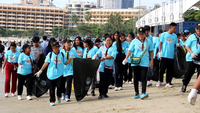 About 1,000 Pattaya residents and tourists cleaned up city beaches for International Coastal Cleanup Day.
