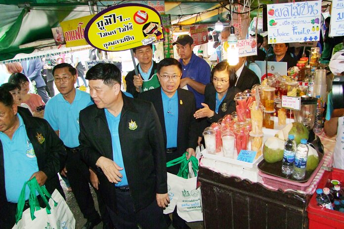 Natural Resources and Environment Minister Surasak Kanchanara called on Naklua Market vendors to drop plastic and foam for biodegradable containers.