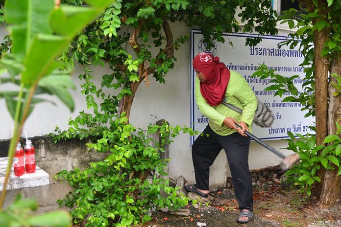 Pattaya has given a Pukplub Canal-area homeowner an extra two weeks to clear out before the illegally built house is demolished.