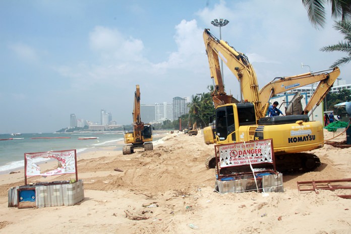 Pattaya Beach from Soi 4 to Soi 7 is closed due to construction.