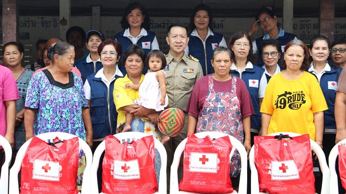 Banglamung officials donate food and supplies to 40 flood-stricken families.