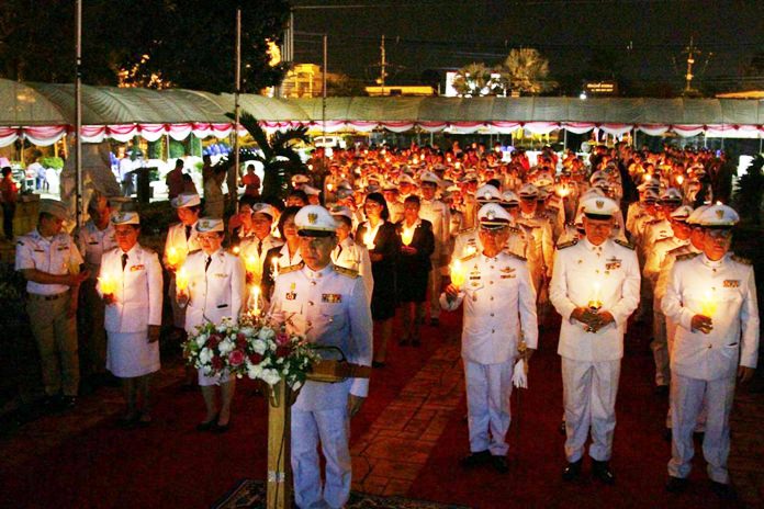 Banglamung District Chief Naris Niramaiwong presided over the candlelight ceremony to commemorate King Chulalongkorn.