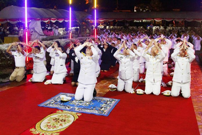 Banglamung District Chief Naris Niramaiwong, police officers, civil servants and residents pay homage to King Rama V.