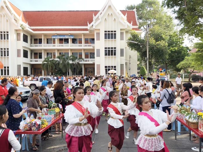 Students from Pattaya City Schools perform Thai dance at Wat Chaimongkol Royal Temple.