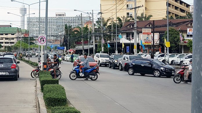 Motorbikes making illegal U-turns in Jomtien Beach are causing traffic headaches and accidents, residents complained.