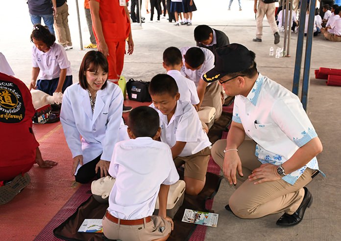 Students from Wat Don Hua Lau School learned how to aid car-accident victims as part of National Accident Prevention Day.