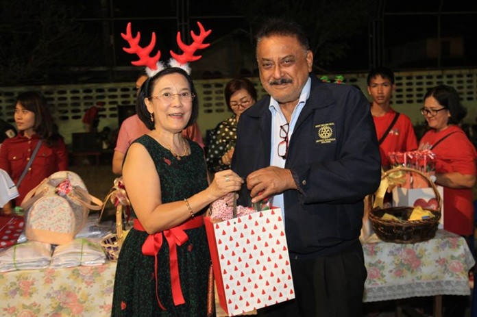 Radchada Chomjinda, director of the Human Help Network Thailand, and Peter Malhotra, MD of Pattaya Mail, exchange gifts.