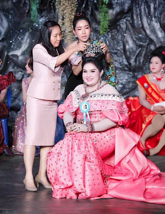 Jiji Thanyapat Chakan won the first ever Pattaya Elephant Village beauty pageant to raise money for AIDS patients at the Glory Hut Foundation.